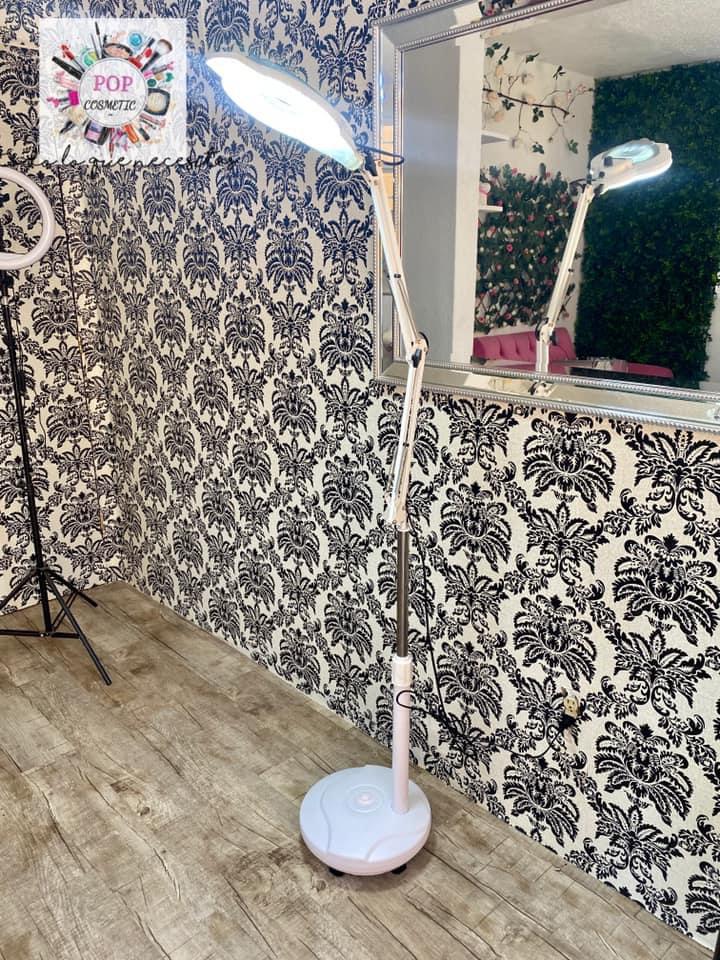 Lámpara con Lupa con ruedas