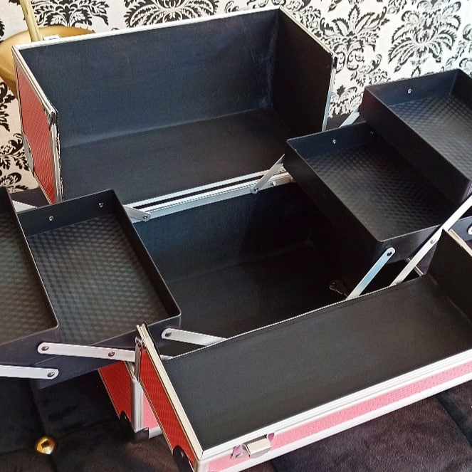 Neceser con refuerzos de aluminio